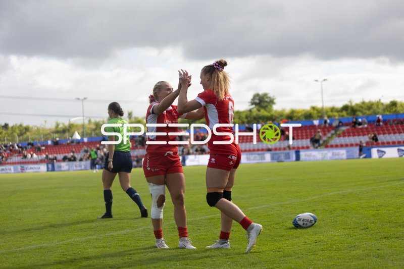 Zwei dänische Spielerinnen bejubeln Punktgewinn bei Rugby-EM in Hamburg
