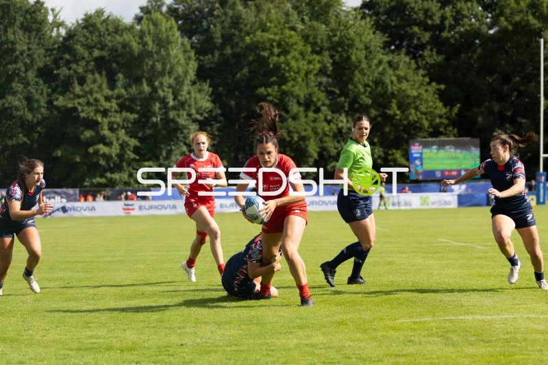 Dänische Ballträgerin im Tackle bei Rugby-EM in Hamburg