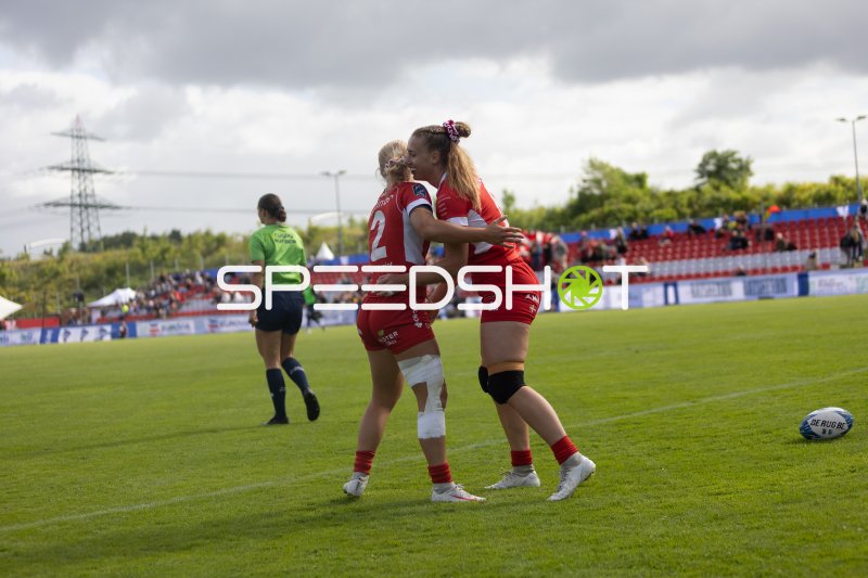 Jubel zweier Spielerinnen nach Versuch bei Rugby-EM in Hamburg