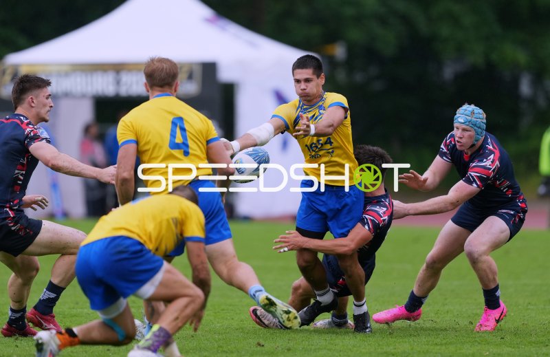 Rugby-Spieler (#1654) im Zweikampf beim Pass in Hamburg