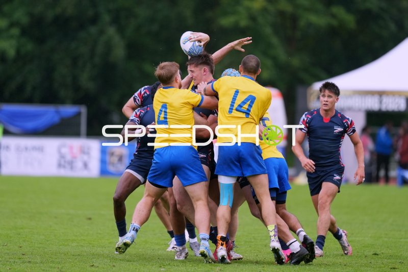 Intensiver Zweikampf um den Ball beim Rugby-Match in Hamburg