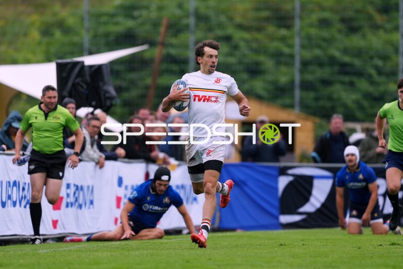 Belgischer Rugby-Spieler bricht durch und läuft mit Ball
