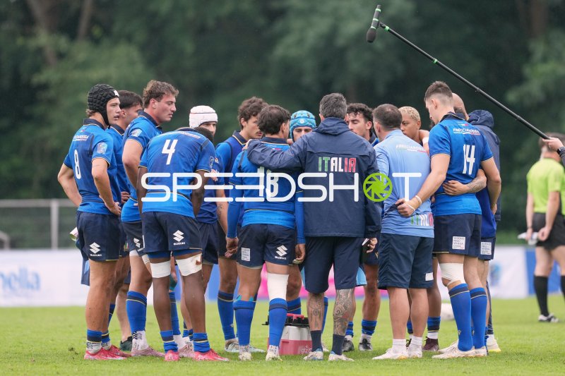 Italien Rugby-Team in Spielpause beim Huddle in Hamburg