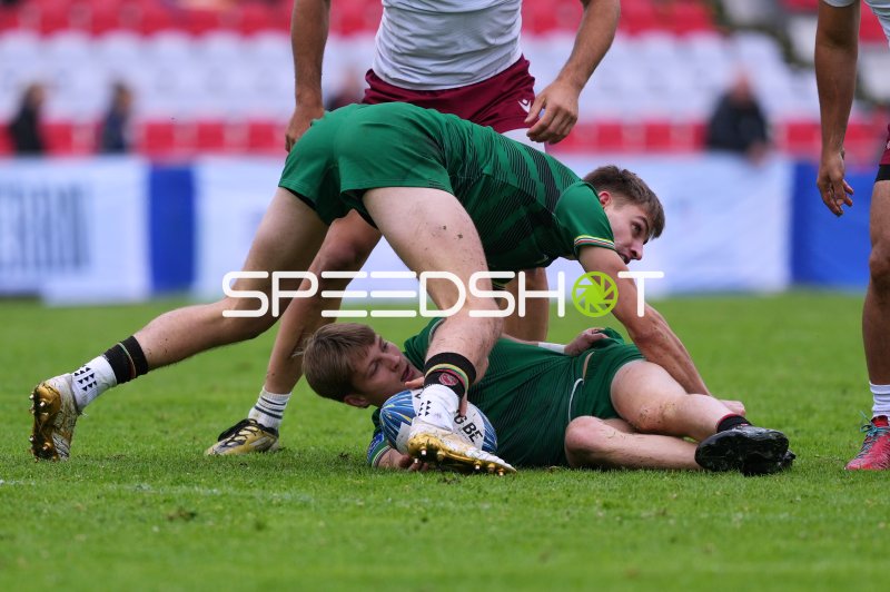 Intensiver Zweikampf um den Ball beim Rugby im Stadion am Steinwiesenweg
