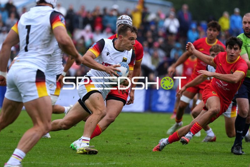 Deutschland-Rugbyspieler mit Ball im Zweikampf gegen Spanien