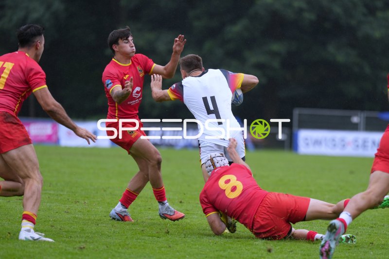 Spieler (#4; Deutschland) im Tackle gegen Spanien in Hamburg