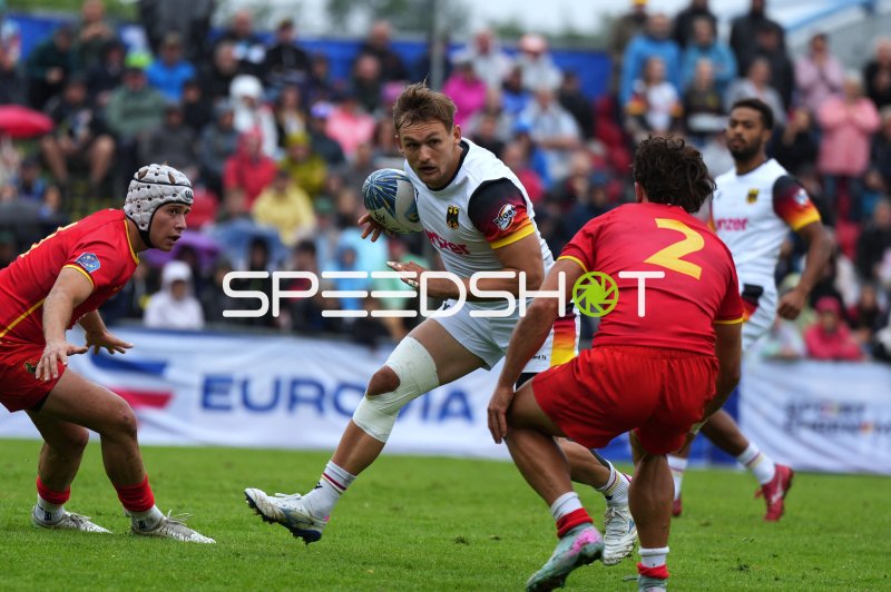 Deutschlands Rugby-Sieben im Angriff gegen rote Gegner in Hamburg