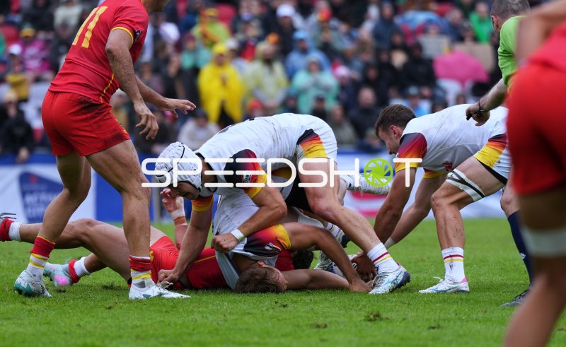 Rugby-Zweikampf im Ruck beim Spiel in Hamburg