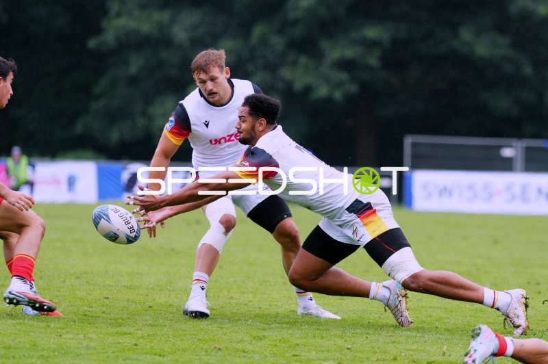 Zwei deutsche Rugby-Spieler im Zweikampf um den Ball