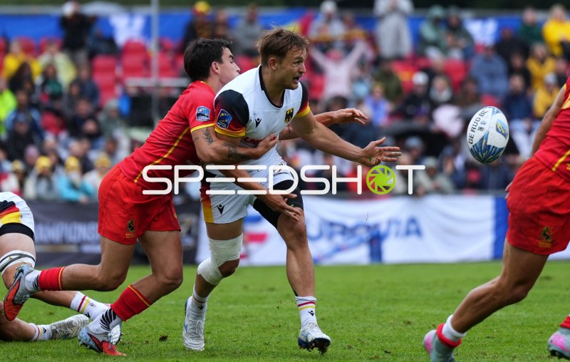 Deutscher Rugby-Spieler passt im Tackle gegen Spanien