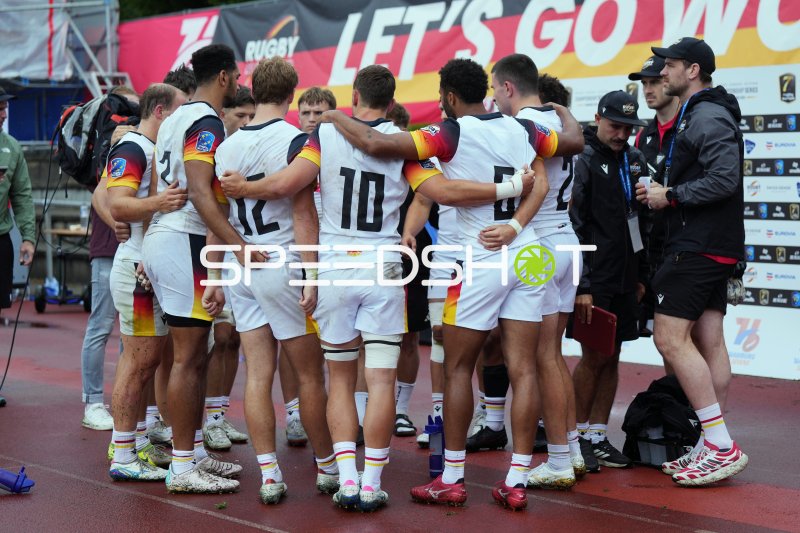 Deutsche Rugby-Nationalmannschaft in Mannschaftsbesprechung beim Hamburg 7s