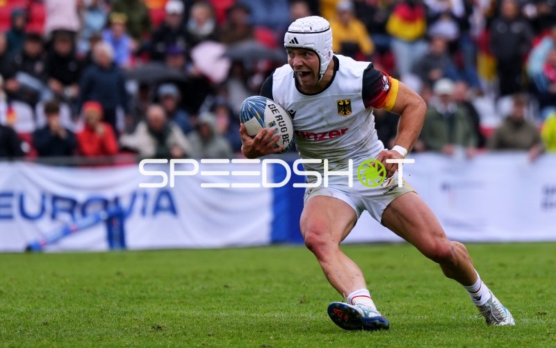Deutscher Rugby-Spieler mit Ball im Laufduell in Hamburg