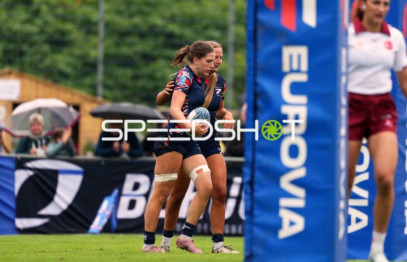 Zwei Rugbyspielerinnen im Zweikampf mit Ball nahe der Torlinie