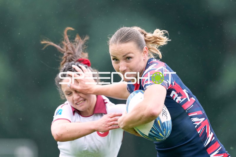 Ballträgerin im Zweikampf beim Rugby-Match in Hamburg