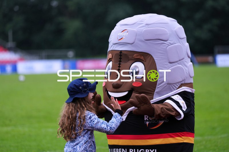 Rugby Deutschland Maskottchen mit kleinem Fan im Stadion Hamburg