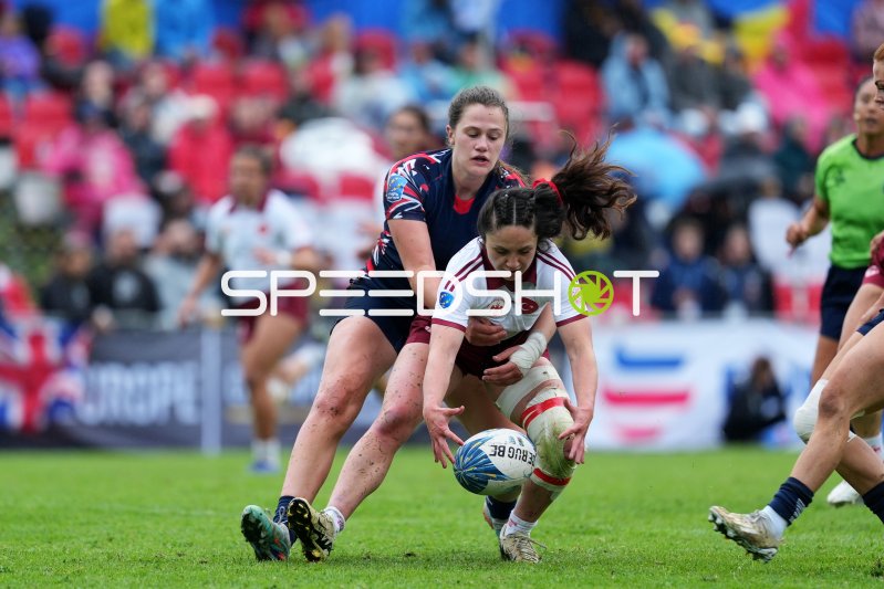 Intensiver Zweikampf um den Ball beim Damen-Rugby in Hamburg