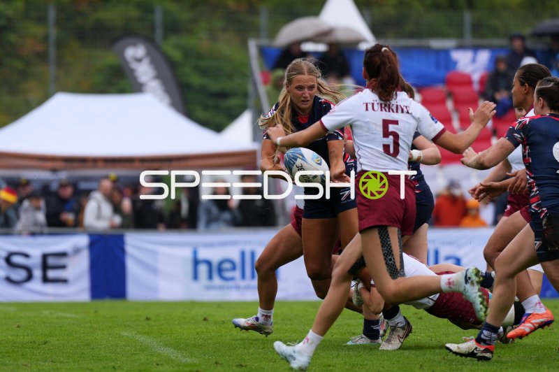 Ballträgerin im Zweikampf gegen Türkiye beim Rugby Sevens in Hamburg