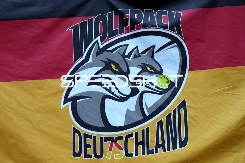 Wolfpack Deutschland – Fanfahne beim Event in Hamburg