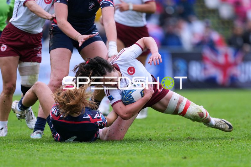 Türkei-Spielerin im Tackle beim Rugby-Länderspiel in Hamburg