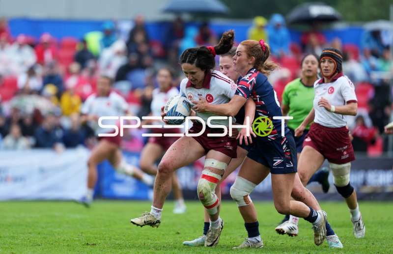 Türkei-Spielerin im Tackle gegen Great Britain Rugby Sevens in Hamburg