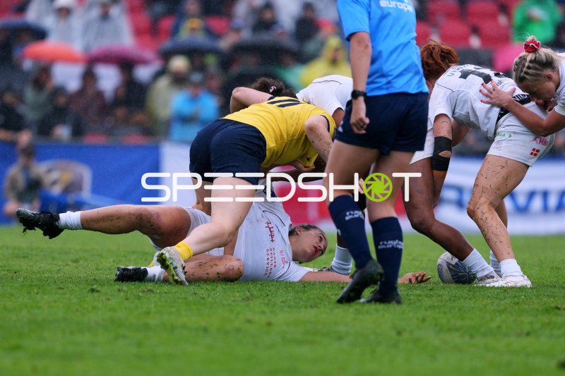 Intensiver Zweikampf im Damen-Rugby beim Stadion am Steinwiesenweg