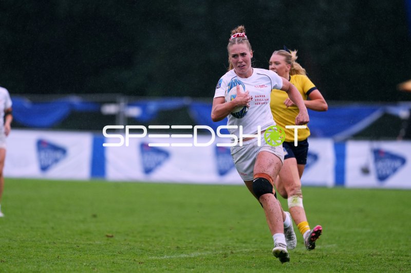 Ballträgerin im Sprint beim Damen-Rugby in Hamburg