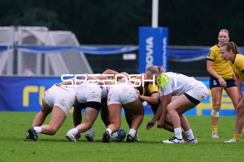 Dänemark gegen Schweden – intensive Gedränge-Szene im Damen-Rugby