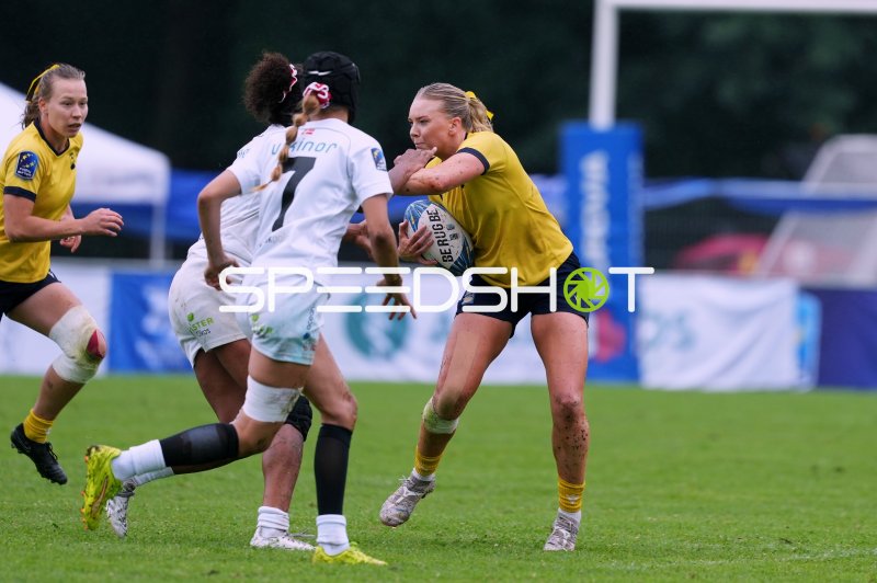 Ballträgerin im Zweikampf beim Frauen-Rugby in Hamburg