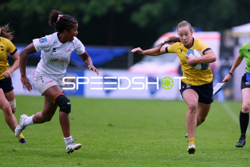 Ballträgerin im Laufduell beim Damen-Rugby in Hamburg