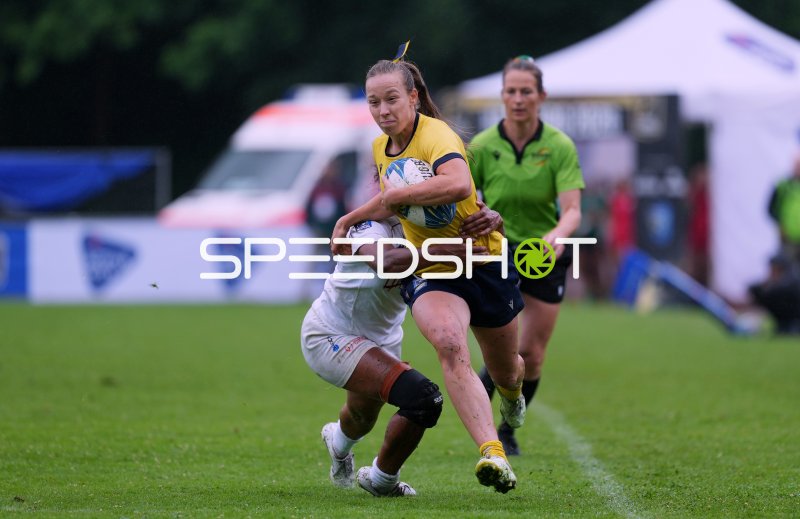 Tackle im Frauenrugby – Ballträgerin im Zweikampf in Hamburg