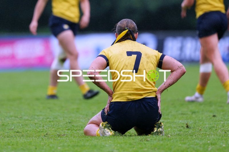 Rugby-Spielerin (#7) kniend auf dem Rasen in Hamburg