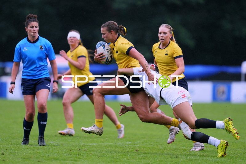 Tackle im Frauenrugby – Ballträgerin unter Druck im Stadion am Steinwiesenweg