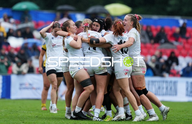 Dänisches Frauen-Rugby-Team feiert ausgelassen im Stadion am Steinwiesenweg
