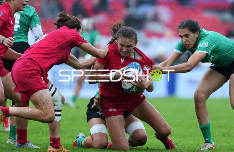 Ballträgerin im Zweikampf beim Damen-Rugby in Hamburg