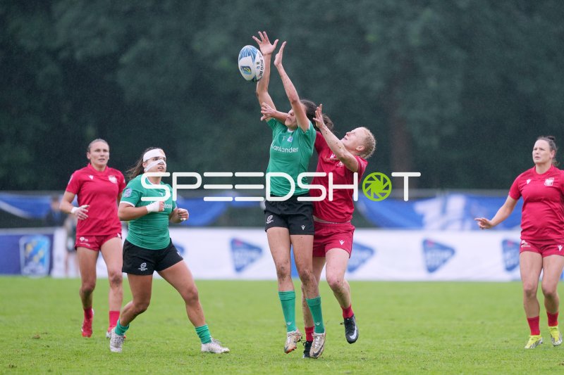 Luftkampf um den Ball im Damen-Rugby-Länderspiel in Hamburg