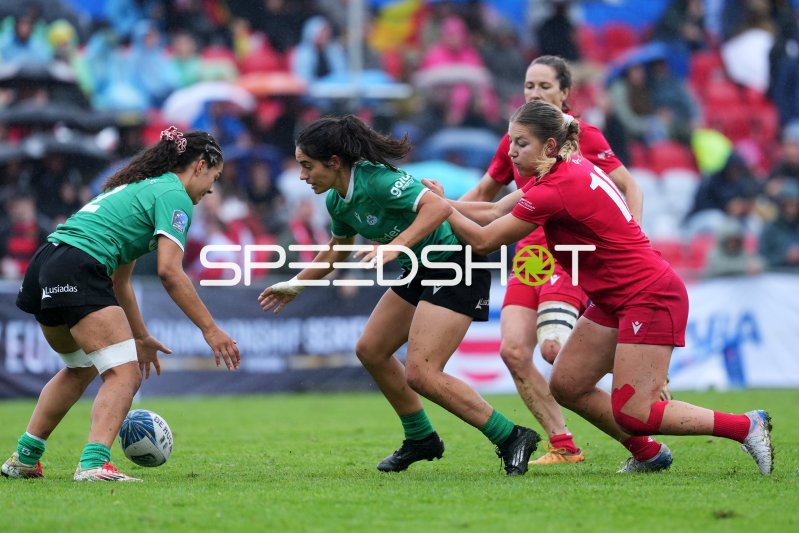 Zweikampf im Damen-Rugby zwischen Portugal und Georgien in Hamburg