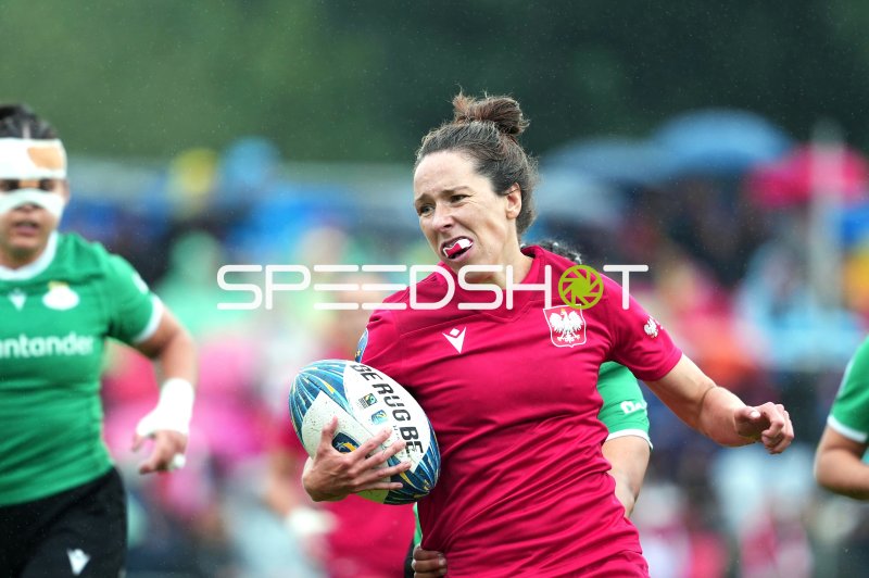 Polnische Rugbyspielerin mit Ball im Lauf gegen Irland