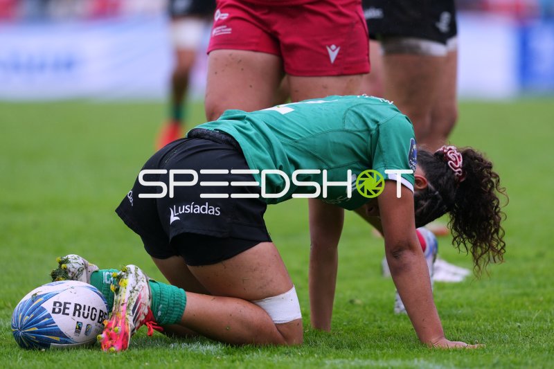 Rugbyspielerin am Boden nach hartem Zweikampf in Hamburg
