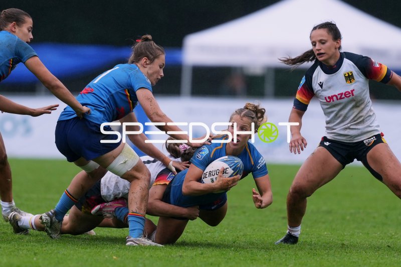 Intensiver Zweikampf beim Damen-Rugby in Hamburg