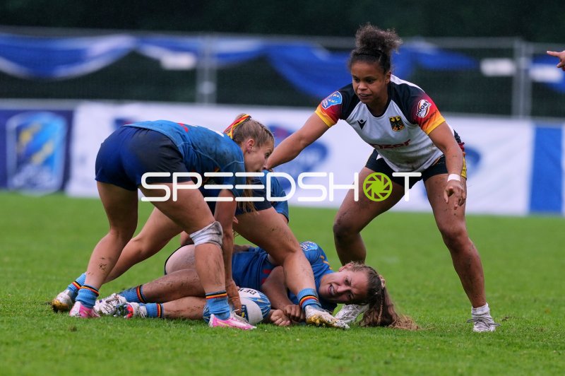 Tackle-Szene beim Damen-Rugby im Stadion am Steinwiesenweg Hamburg