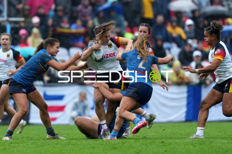 Damen-Rugby-Sieben: Deutschland-Spielerin kämpft sich durch gegnerische Abwehr