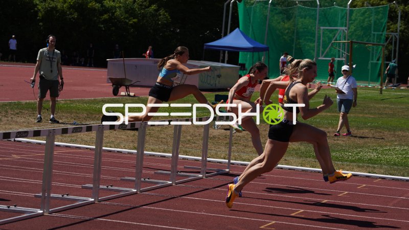 Hürdenläuferinnen im Wettkampf bei der Sportinsel Forchheim