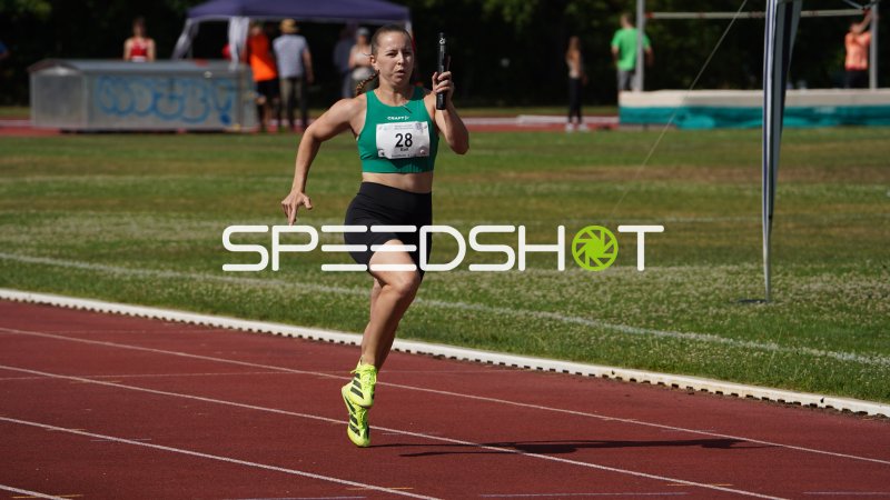 Startnummer 28 mit dem Staffelstab im Sprinteinsatz