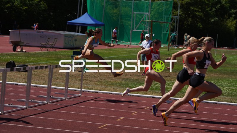 Startnummer 185 und weitere Athletinnen im Hürdenrennen in Forchheim