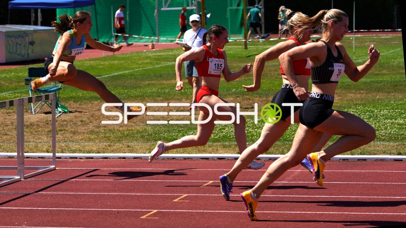 Startnummer 185 und weitere Athletinnen im Hürdenrennen in Forchheim