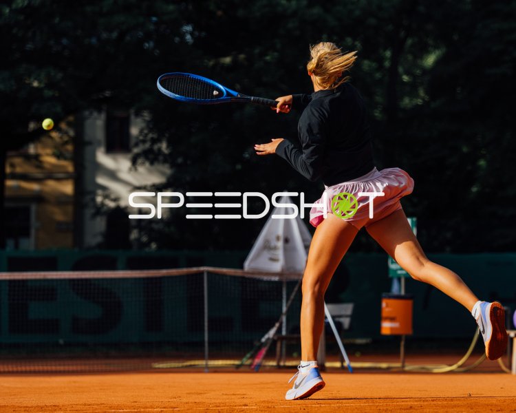 Tennisspielerin beim Schlag auf dem Sandplatz in Dresden