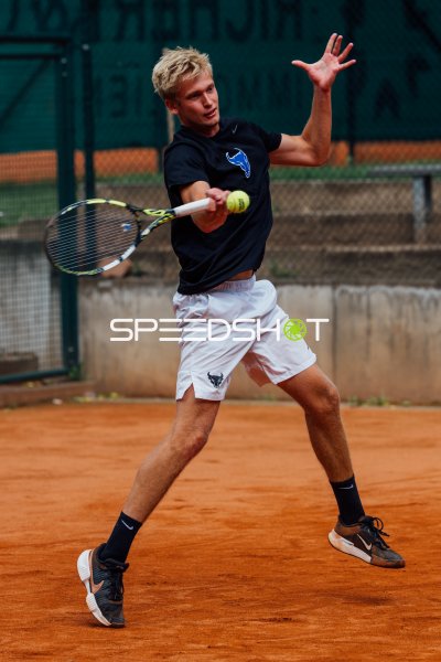 Tennisspieler beim Vorhand-Schlag auf dem Sandplatz in Dresden