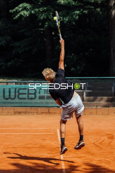 Tennisspieler beim Aufschlag auf dem Sandplatz in Dresden