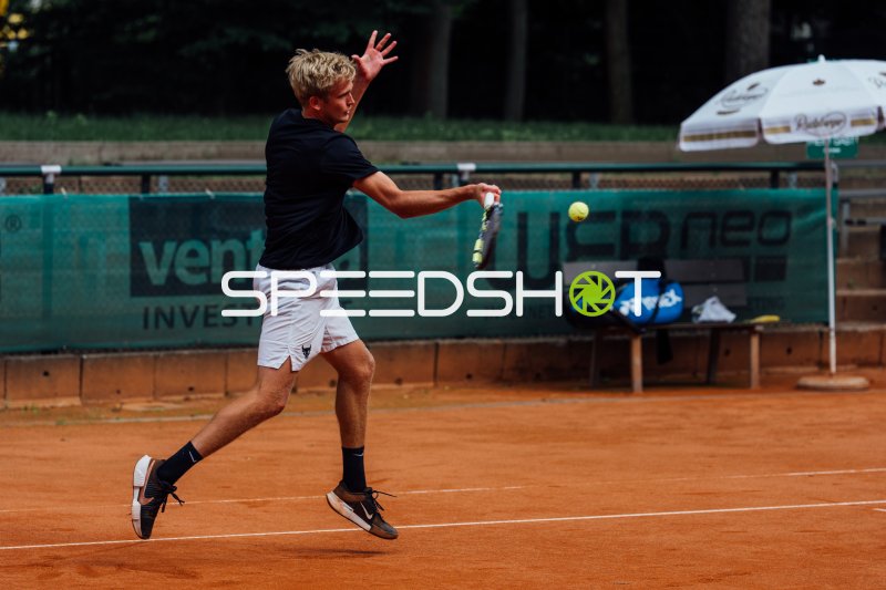 Tennisspieler beim Vorhand-Schlag auf dem Sandplatz in Dresden