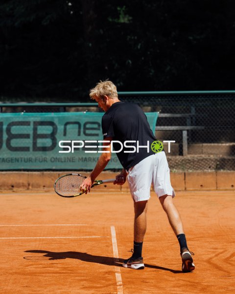 Tennisspieler beim Grundlinienspiel auf Sandplatz in Dresden